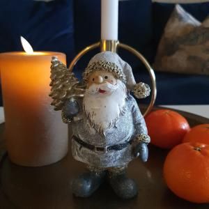 Tilbud: Nisse med juletre Grå 14 cm kr 114 på Lampehuset